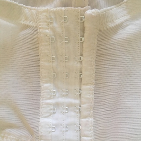 EMPIRE INTIMATES White Corset with Hook and Eye Closure  36D - Picture 4 of 6